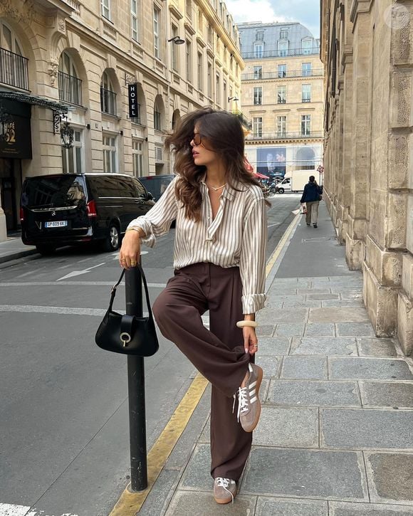 Mesmo com uma silhueta mais encorpada, o New Balance 9060 pode ser combinado com peças leves de primavera, como calças wide-leg, saias de linho, bermudas jeans e blusas acetinadas