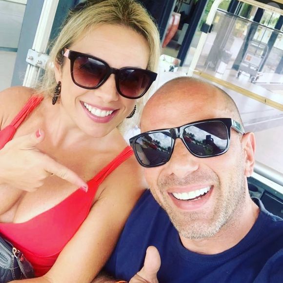 Rafael Ilha verá totalmente o resultado do transplante capilar em no máximo um ano - na foto, cantor ao lado da mulher, Aline Kezh