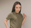 O verde-oliva promete conquistar espaço nos looks de 2026 e aparece como uma opção para quem deseja experimentar cores sem apostar em tonalidades chamativas demais. No Adidas Breaknet Sleek Suede Feminino, o verde acrescenta um ponto de cor às produções de primavera e preserva uma aparência elegante