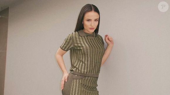 O verde-oliva promete conquistar espaço nos looks de 2026 e aparece como uma opção para quem deseja experimentar cores sem apostar em tonalidades chamativas demais. No Adidas Breaknet Sleek Suede Feminino, o verde acrescenta um ponto de cor às produções de primavera e preserva uma aparência elegante