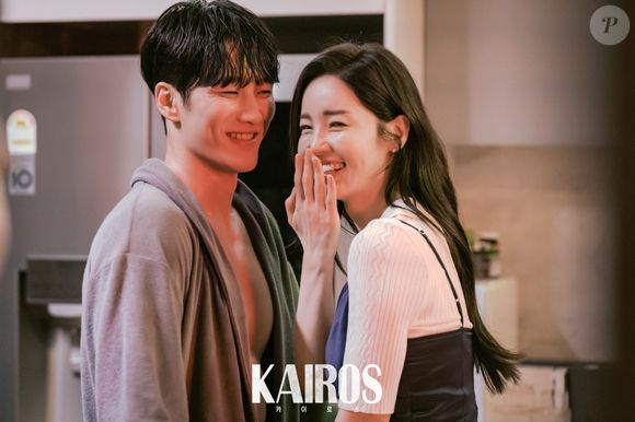 'Kairos': um homem do futuro faz contato com uma jovem no presente para, juntos, evitarem tragédias que arruinaram suas famílias