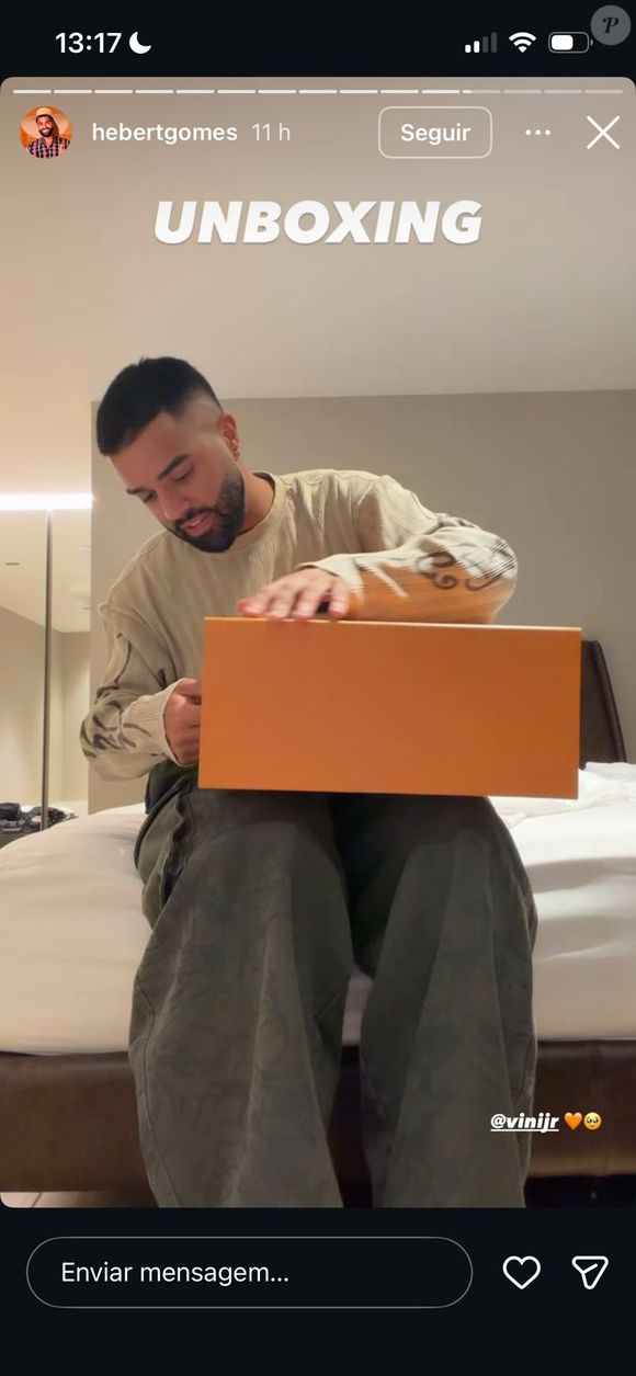 Hebert Gomes se emociona ao mostrar item de luxo que ganhou de Vini Jr.