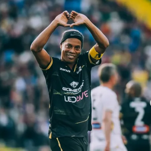 O ex-atleta participava do Jogo das Estrelas, que reuniu ex-craques do futebol em uma partida especial, mas foi alvo de reclamações de pais que acusam a organização de ter agido de má-fé.
