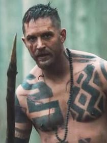 'É como se todo o meu corpo estivesse se desintegrando agora': Tom Hardy, aos 48 anos, admite desgaste físico causado pelos filmes de ação