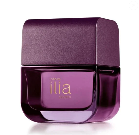 O Desodorante Perfume Ilía Secreto Feminino (50 ml), da Natura, evoca notas florais com pêra, mandarina, jasmim, frésia, musk, sândalo, baunilha e café arábica, sendo uma ótima opção para apostar em eventos noturnos.