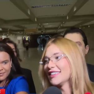 Ao chegar para prestar o depoimento na CPI das Bets, Virginia Fonseca estava usando óculos e moletom.