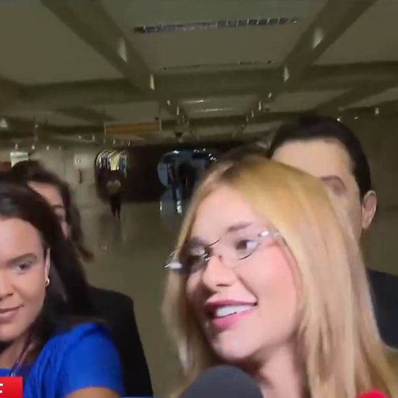 Ao chegar para prestar o depoimento na CPI das Bets, Virginia Fonseca estava usando óculos e moletom.