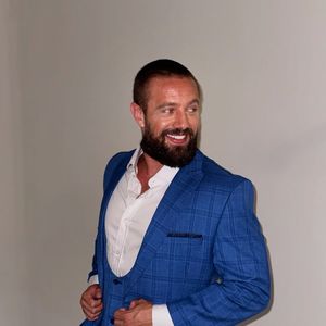 Rafael Cardoso tem apostado em um corte de cabelo mais curto, estilo militar