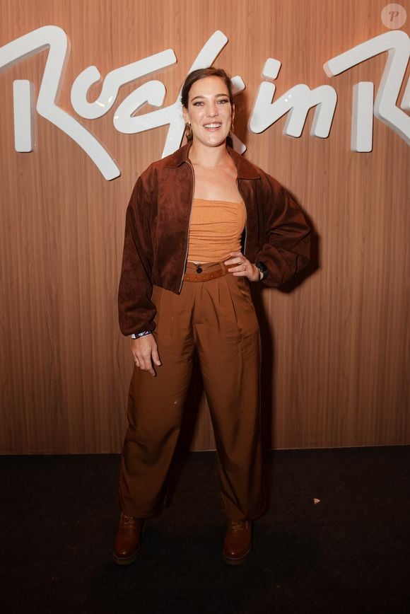 Adriana Birolli apostou em tons terrosos e peças de suede para compor o look escolhido para curtir o Rock in Rio