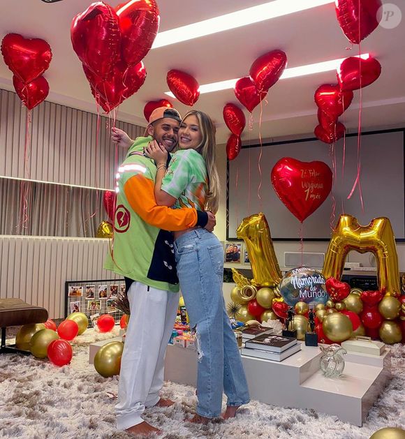 Virginia Fonseca combinou jeans com blusa tie dye