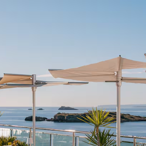 Hotel de luxo de Lionel Messi em Ibiza chama atenção por fachada art déco, rooftop exclusivo e localização em um dos destinos mais luxuosos da Europa