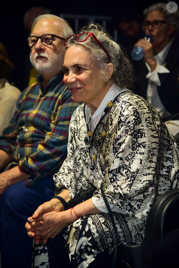 Regina Duarte perdeu primeiro capítulo da nova versão da novela 'Vale Tudo' para prestigiar a filha, Gabriela Duarte, no teatro