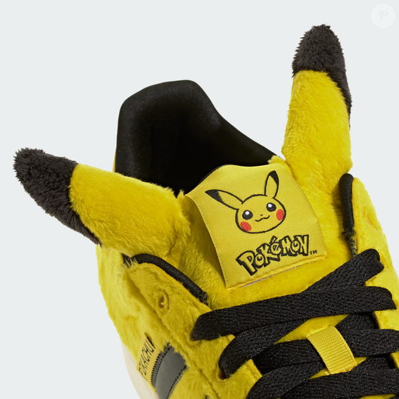 Até o fechamento desta matéria, o Tênis adidas Pokémon SUPERSTAR II estava com preço de R$ 799,99 e tinha como proposta um design divertido inspirado no Pikachu