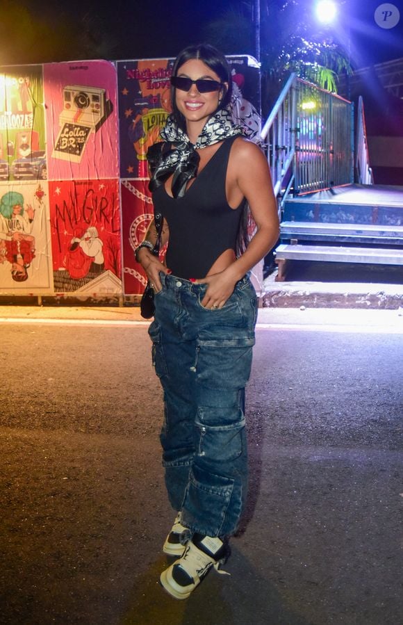 Lollapalooza Brasil 2025: sem Belo,Rayane Figliuzzi elegeu um body vazado com uma calça jeans repleta de detalhes