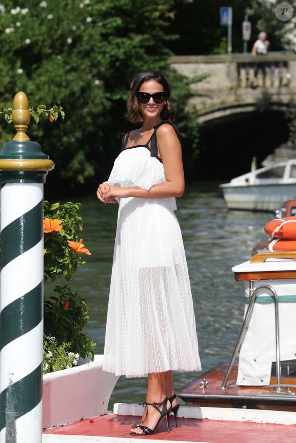 Vestido delicado branco com detalhes pretos foi usado por Bruna Marquezine no festival de Veneza e é opção sofistacada para o Réveillon