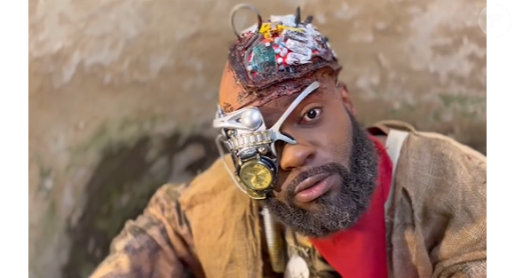 Leandro Rocha é formado em Artes Cênicas e Música