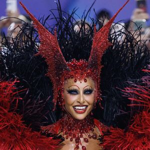 Sabrina Sato foi aclamada pelo público da Sapucaí no segundo dia de desfiles