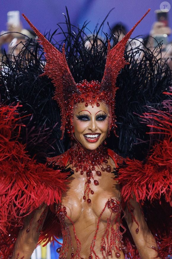 Sabrina Sato foi aclamada pelo público da Sapucaí no segundo dia de desfiles