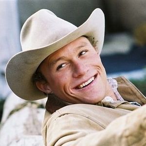 'O Segredo de Brokeback Mountain' foi um dos grande papeis de Heath Ledger no cinema; o roteirista Allan Shiach afirmou que o envolvimento de Heath Ledger tornaria o filme comercialmente viável, segundo entrevista ao 'The Independent'