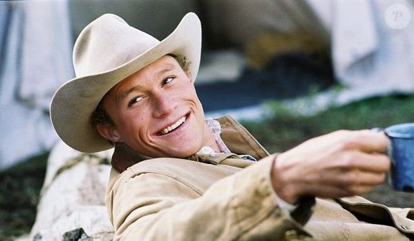 'O Segredo de Brokeback Mountain' foi um dos grande papeis de Heath Ledger no cinema; o roteirista Allan Shiach afirmou que o envolvimento de Heath Ledger tornaria o filme comercialmente viável, segundo entrevista ao 'The Independent'