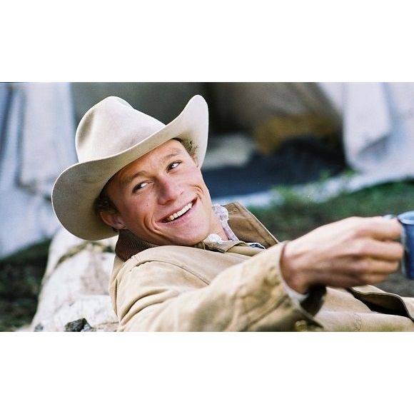 'O Segredo de Brokeback Mountain' foi um dos grande papeis de Heath Ledger no cinema; o roteirista Allan Shiach afirmou que o envolvimento de Heath Ledger tornaria o filme comercialmente viável, segundo entrevista ao 'The Independent'
