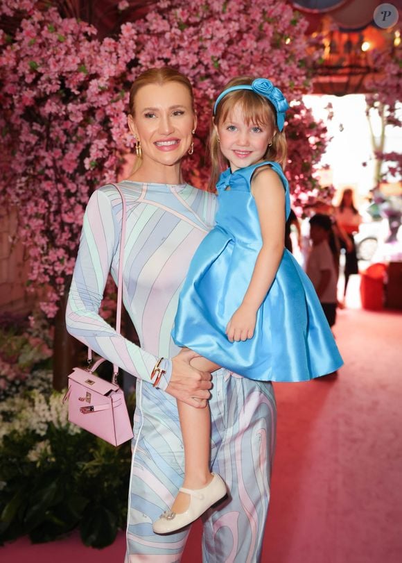 Ana Paula Siebert posa com a filha Vicky na festa das filhas de Fabiana Justus