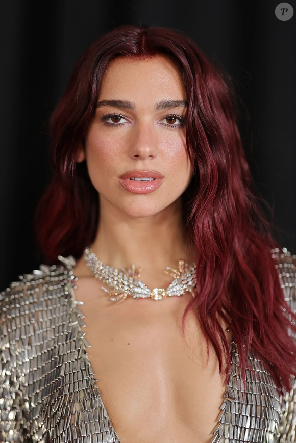 Cabelo ruivo de Dua Lipa: a cantora internacional desfilou em diferentes ocasiões com seu tom cherry cola