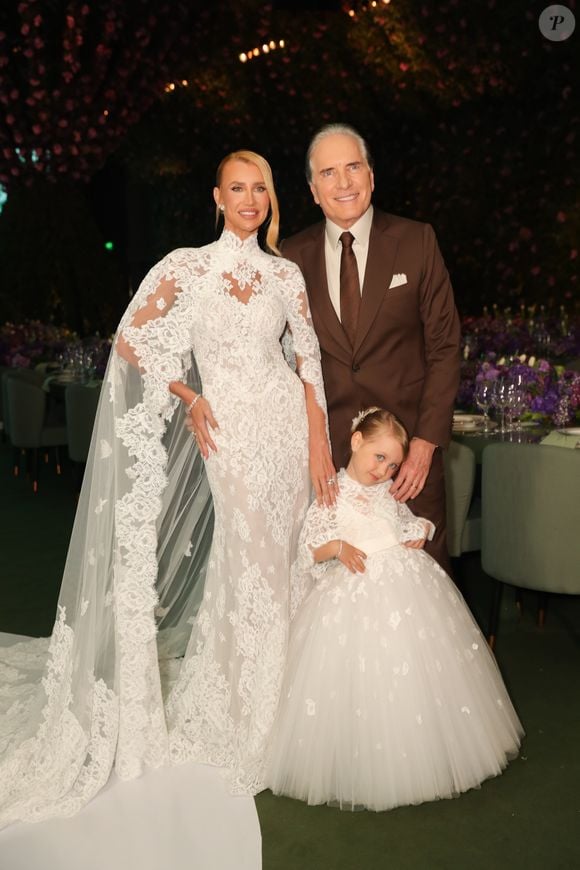 Vestido de noiva de Ana Paula Siebert para renovação de votos traz renda floral, forro nude e gola alta