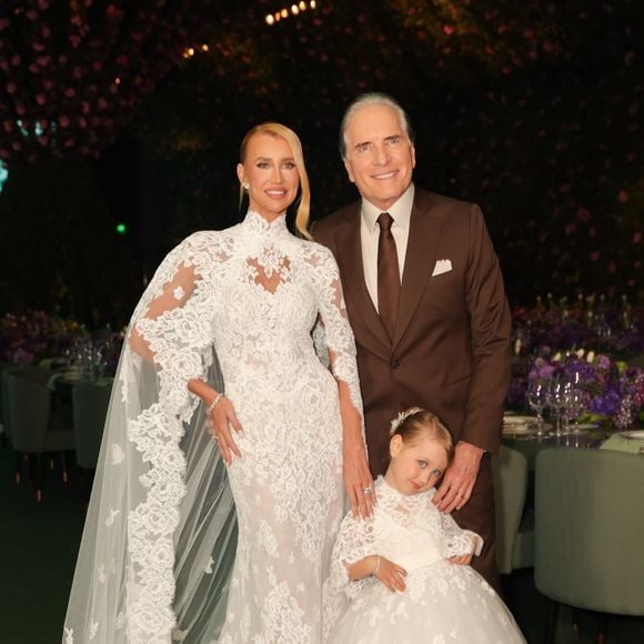 Vestido de noiva de Ana Paula Siebert para renovação de votos traz renda floral, forro nude e gola alta