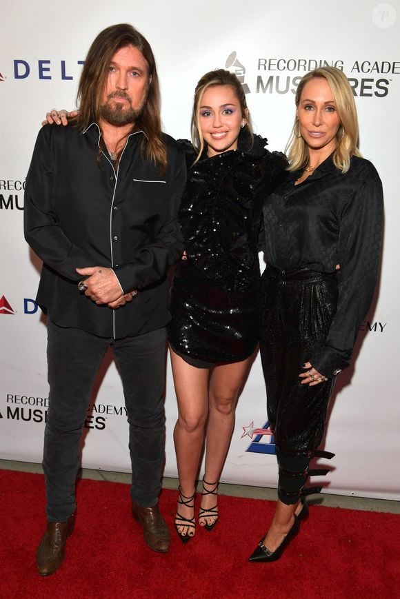 A amizade entre Dolly Parton e Billy Ray Cyrus aproximou a cantora country de Miley ainda na infância da estrela pop