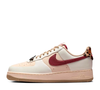 O novo vício fashion das mulheres estilosas tem nome: Nike Air Force 1´07. Entre tons cremosos, detalhe animal print e vibe retrô sofisticada, o modelo virou aquele tênis que transforma até o look mais básico