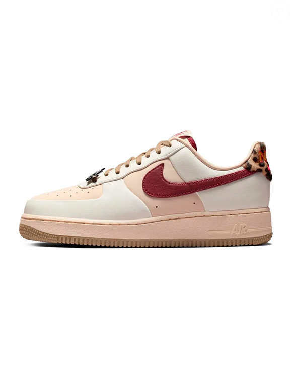 O novo vício fashion das mulheres estilosas tem nome: Nike Air Force 1´07. Entre tons cremosos, detalhe animal print e vibe retrô sofisticada, o modelo virou aquele tênis que transforma até o look mais básico