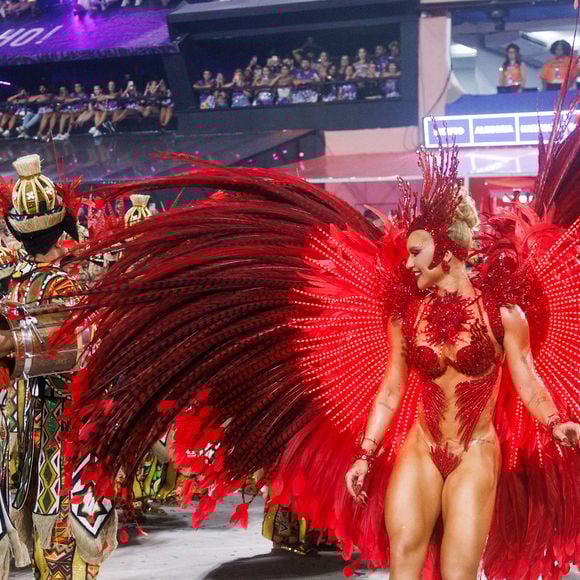 Transmissão do desfile de Virgínia como Rainha da Grande Rio na Globo foi questionada na web