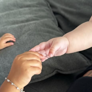 Amanda Kimberlly publicou uma foto de Mavie e Helena de mãos dadas.