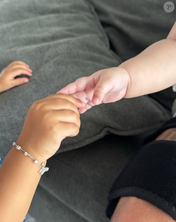 Amanda Kimberlly publicou uma foto de Mavie e Helena de mãos dadas.