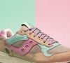 O Tênis Shadow 5000, da Saucony, reúne tons de cinza, rosa e verde menta, além de recortes em estilo color-block, criando uma aparência diferente dos modelos neutros.