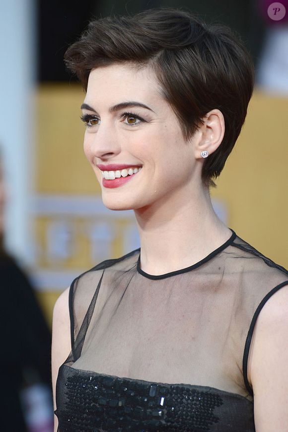 2013: logo depois das filmagens, Anne Hathaway já deixou seu cabelo crescer