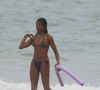 Naomi Campbell faz o treino 'estouro do bumbum' com sequência de exercícios em tapete utilizado as pernas e braços