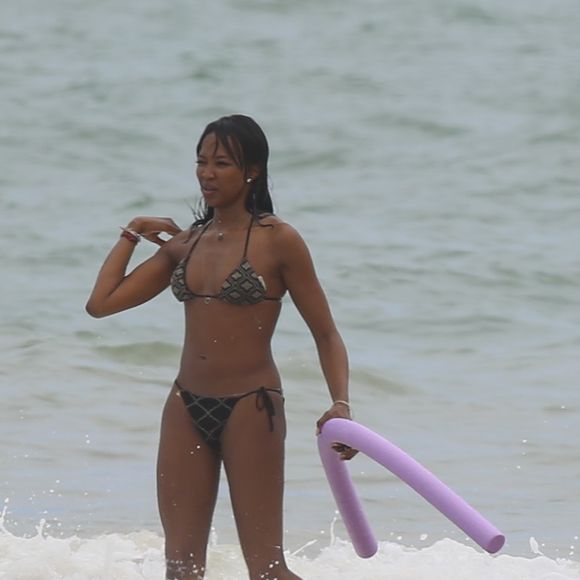 Naomi Campbell faz o treino 'estouro do bumbum' com sequência de exercícios em tapete utilizado as pernas e braços