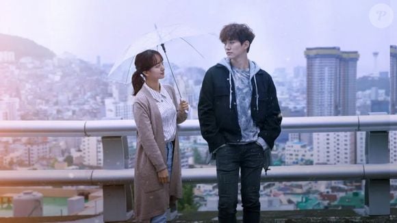 Pessoas propensas à depressão tendem a ser mais abaladas por dias de chuva - foto ilustrativa do dorama 'Faça Chuva ou Faça Sol', da Netflix