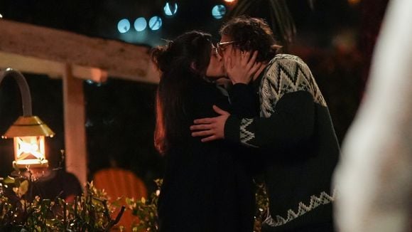 Resumo da novela 'Coração de Mãe', quinta-feira (2/4): Karsu dá primeiro beijo em Atilla após momentos de tensão com Reha e a irmã