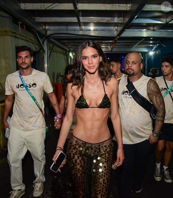 Bruna Marquezine esteve presente no último dia dos desfiles das escolas de samba do Carnaval 2025