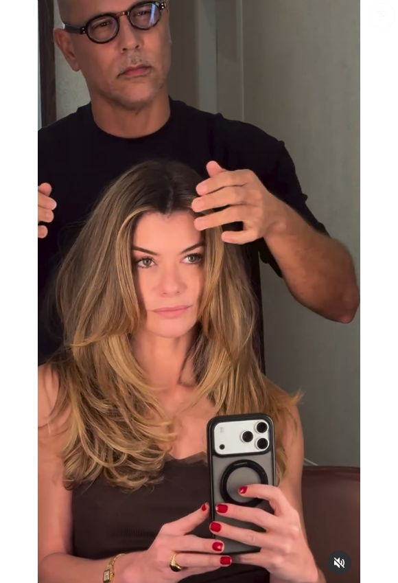 Outro detalhe importante do novo cabelo de Alinne Moraes é a raiz esfumada, que proporciona um contraste delicado com as mechas douradas. O efeito contribui para a dimensão da cor e ajuda a construir um visual que equilibra luminosidade e naturalidade