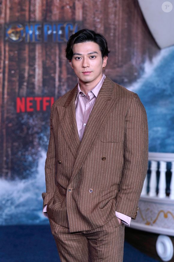 Como um belíssimo ator de doramas, Mackenyu faz sucesso com sua beleza natural na web. O ator também não tem o cabelo verde de seu personagem