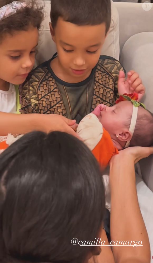 Camilla Camargo também levou os filhos para o primeiro mesversário da irmã Clara