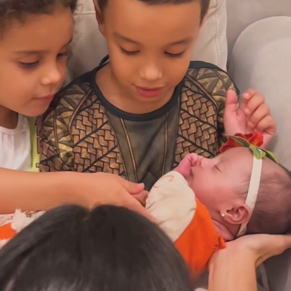 Camilla Camargo também levou os filhos para o primeiro mesversário da irmã Clara