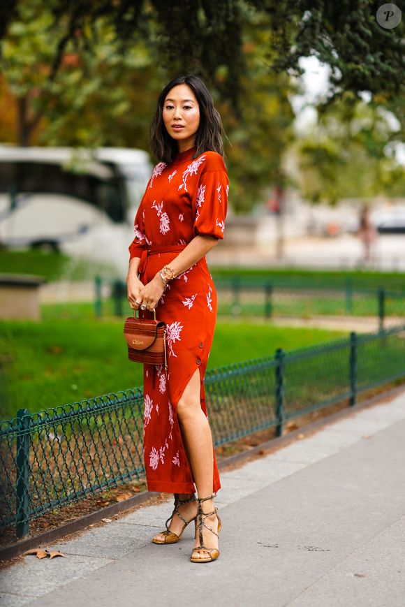 Vestido floral vermelho em cetim é opção elegante para looks do dia a dia