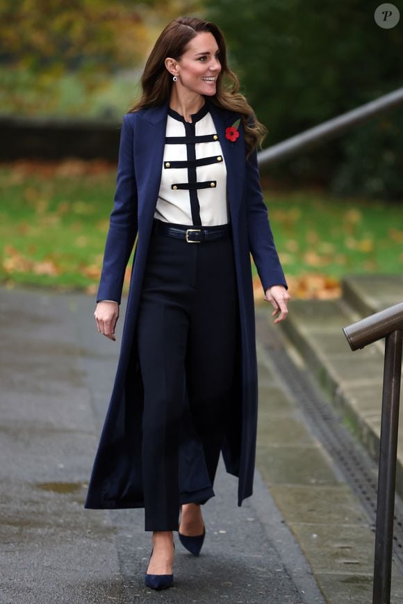 Sobreposição no inverno é uma ótima escolha - Kate Middleton combinou blusa com calça preta e casaco mais alongado.