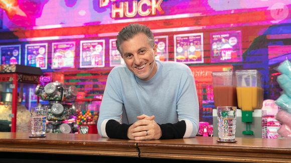 Luciano Huck é bilionário, sendo um dos mais bem pagos da TV Globo; ele é apresentador do 'Domingão', programa dominical que vai ao ar nos domingos, na tela da emissora.