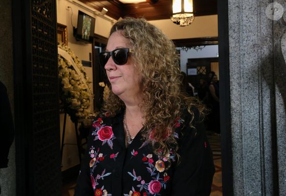 Filha de Juca de Oliveira chora a morte do pai famoso em velório